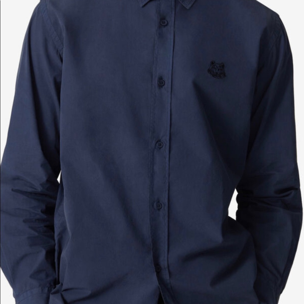 Casual shirt with long buttoned sleeves. Classic collar. Tiger embroidery